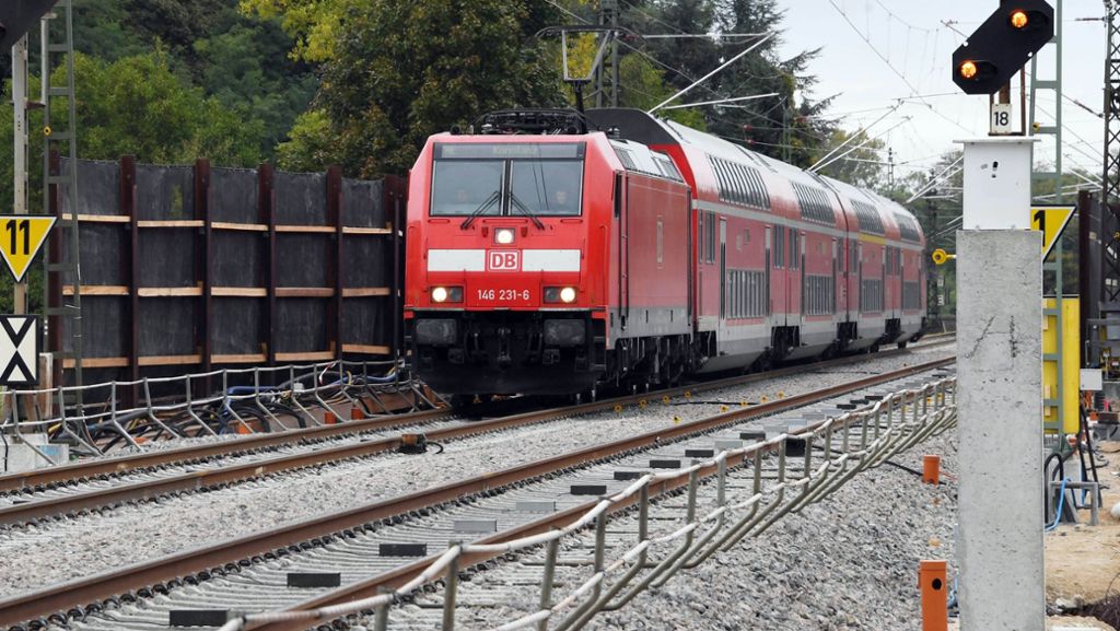 Strecke der Rheintalbahn gesperrt: Chemikalie aus Container ausgetreten