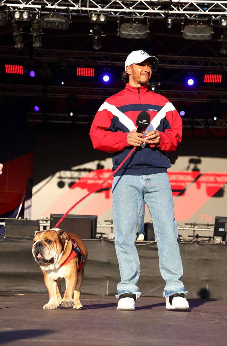 Jeans in Moonwashed-Optik, Trainingsjacke mit 80er-Jahre-Retro-Dessin sowie der liebe Hund: Lewis Hamilton wirkt selbst in dieser Aufmachung souverän.