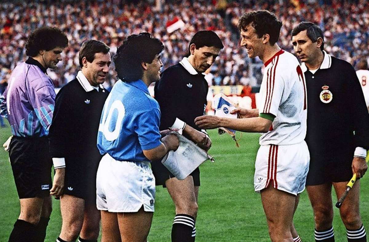 Mai 1989: Der VfB spielt die Uefa-Cup-Endspiele gegen die SSC Neapel. Es ist das erste Finale eines europäischen Wettbewerbs für die Stuttgarter. Das Hinspiel endet 1:2, das Rückspiel im Neckarstadion mit 3:3. Auch wenn die Stuttgarter verlieren, erspielen sie sich Respekt. Im Bild: Diego Maradona (links, Neapel) mit VfB-Legende Karl Allgöwer.