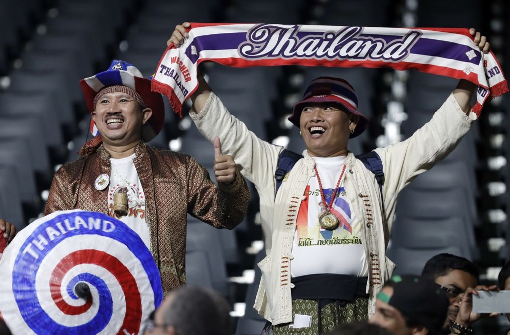 Auch diese thailändischen Fans jubeln den Gewichts-Hebern zu.