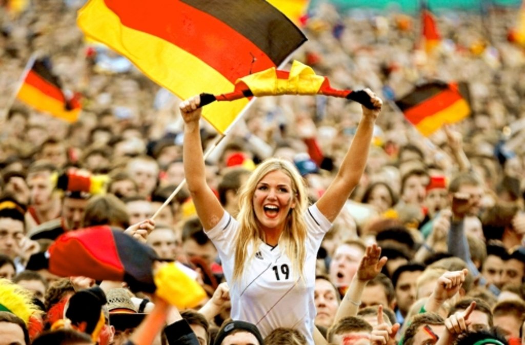 ... die Fans des DFB-Teams überall im Land freuten. Die deutsche Nationalmannschaft marschierte durch die EM-Gruppenphase, besiegte im Viertelfinale Griechenland (4:2) und schied dann in der Vorschlussrunde gegen die Italiener um Mario Balotelli (1:2) aus. Und nun,...