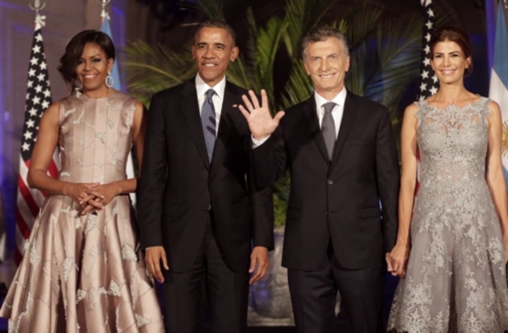 Es war der erste Besuch eines US-Präsidenten seit 20 Jahren. Der argentinische Präsident Mauricio Macri (2.v.r.) und seine Frau Juliana Awada (r.) begrüßten US-Präsident Barack Obama (2.v.l.) und First Lady Michelle Obama (l.) in Buenos Aires.