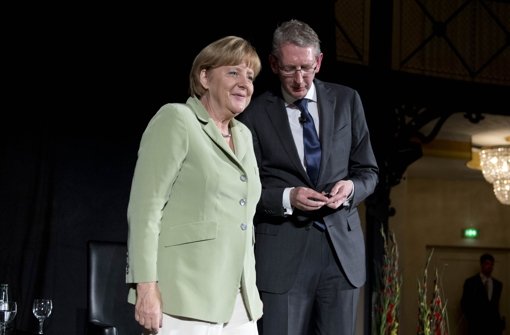 Angela Merkel im Gespräch mit Joachim Dorfs. Sie war auf Einladung der Stuttgarter Zeitung zu Gast in der Stuttgarter Reithalle und stellte sich den Fragen des Chefredakteurs und der Gäste. Foto: Martin Stollberg
