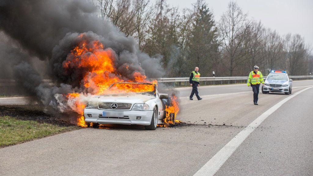 B14 bei Schwaikheim: Mercedes SL brennt komplett aus