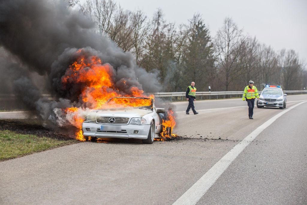 Totalschaden in Höhe von rund 30.000 Euro sind am Freitag beim Brand eines Mercedes SL bei Schwaikheim entstanden.