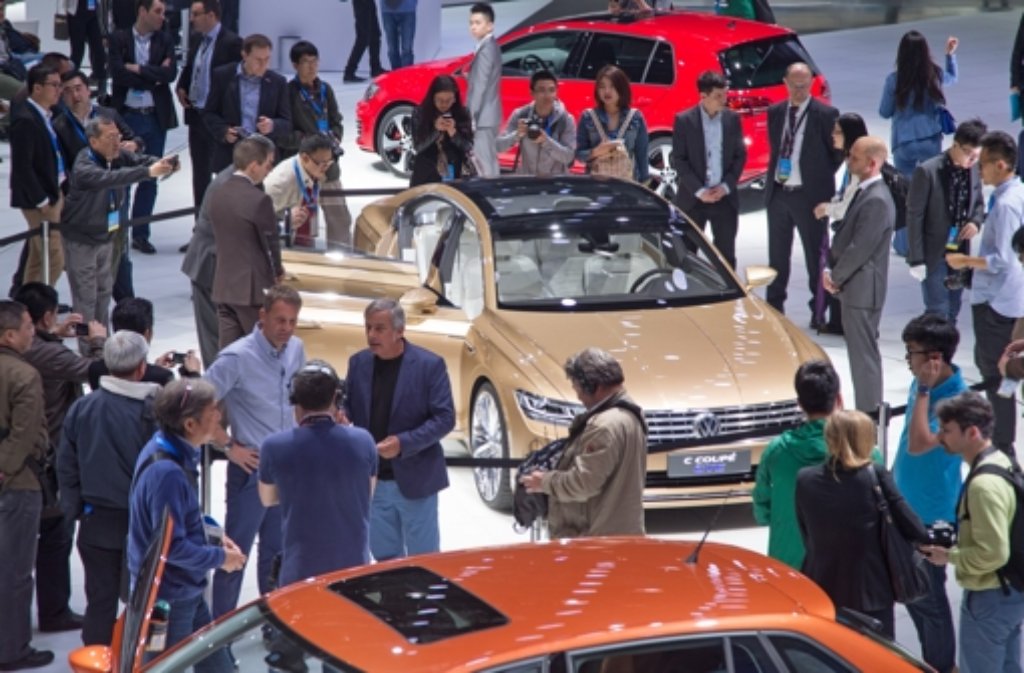 Besucher inspizieren den Volkswagen C Coupé GTE.