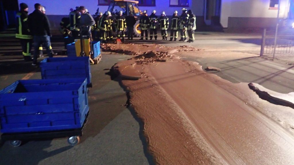 Werl in Nordrhein-Westfahlen: Feuerwehr muss dicke Schokoladenschicht von Straße beseitigen