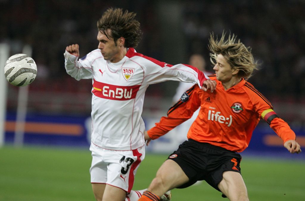 Tiffert im Europapokal gegen Anatoliy Tymoshchuk von Dinamo Kiev, der später beim FC Bayern spielte.