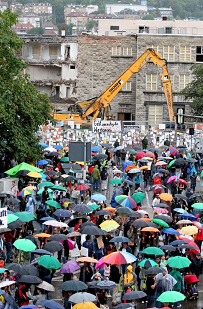 Zwei Tage nach Beginn der Abrissarbeiten fand eine Großdemo von Projektgegnern statt. Sie bildeten eine Menschenkette um den Landtag.