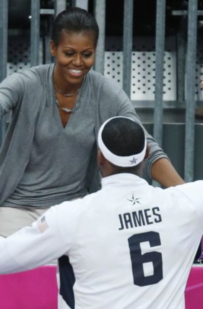 Michelle Obama, First Lady der USA, umarmt Basketball-Superstar LeBron James.