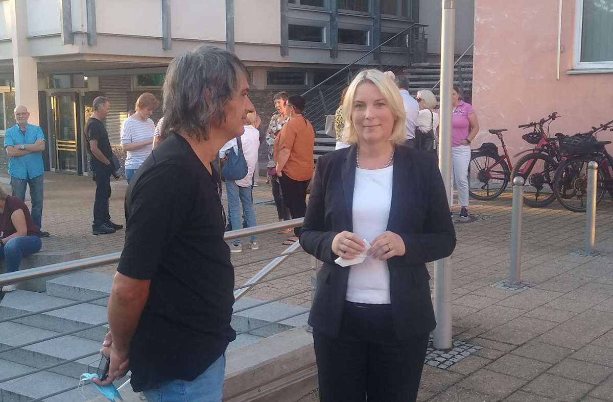 Warten aufs Wahlergebnis: Astrid Loff mit ihrem Partner vor dem Rathaus. Foto: /Sascha Schmierer