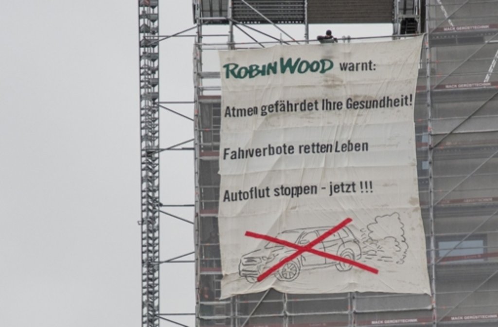 Aktivisten der Umweltschutzorganisation „Robin Wood“ gelang es, ein riesiges Plakat am Tagblattturm anzubringen.