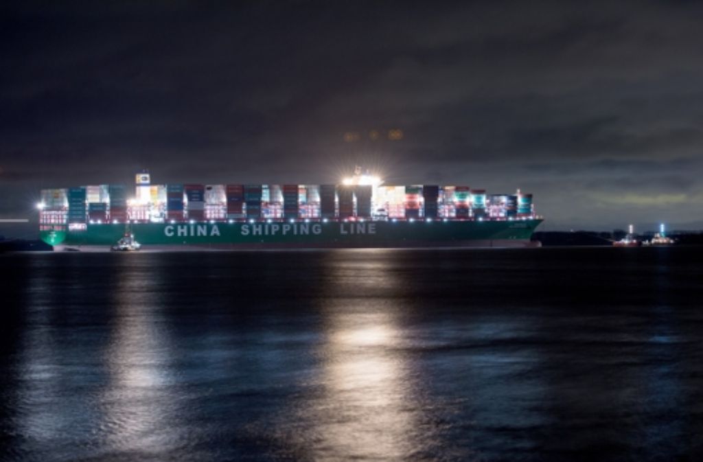 Mehrere Schlepper haben an dem Containerfrachter „CSCL Indian Ocean“ der Reederei China Shipping Lines festgemacht und warten auf den günstigsten Zeitpunkt, um den Riesen wieder in das Fahrwasser der Elbe vor Grünendeich bei Stade (Niedersachsen) zu ziehen.
