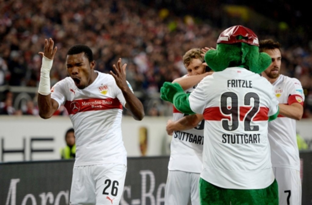 VfB-Mittelfeldmann Serey Dié (links) kann am Mittwoch nicht im Pokal gegen Jena spielen. Foto: dpa
