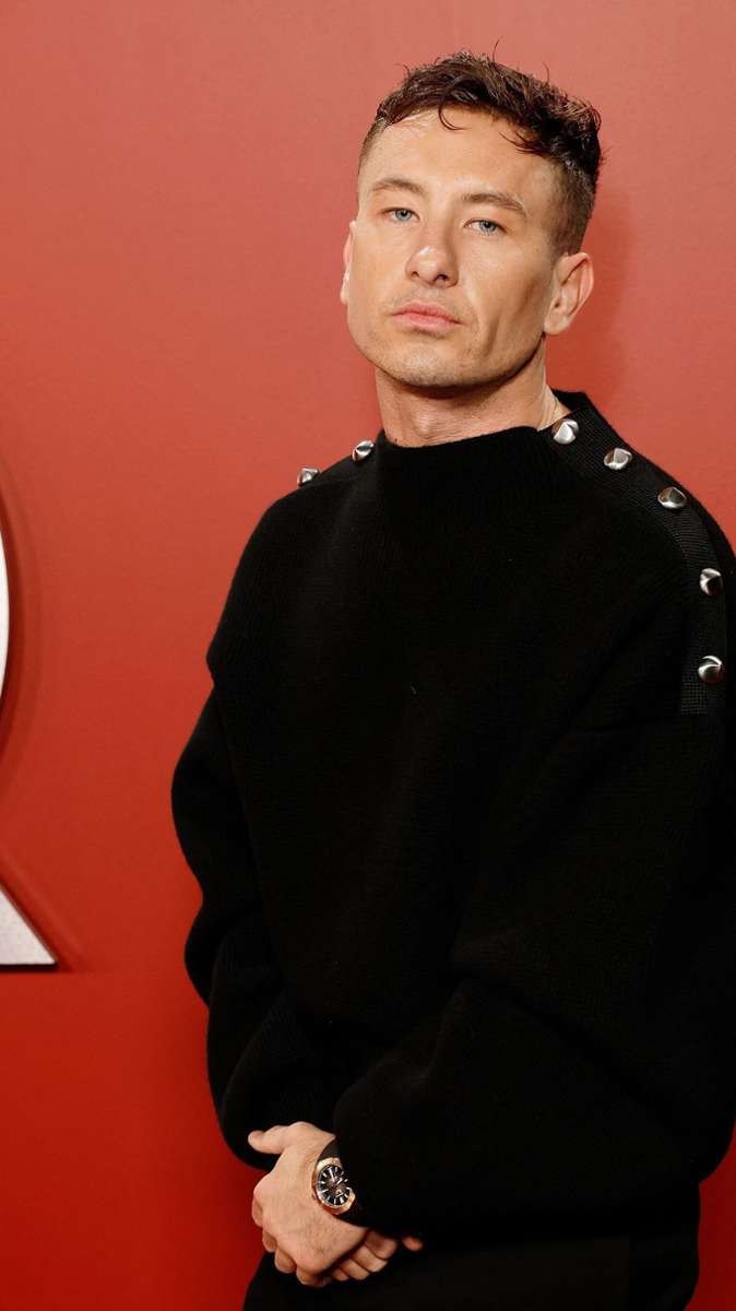 Einen schwarzen Pullover mit großen silbernen Applikationen auf den Schultern trug der irische Schauspieler Barry Keoghan.
