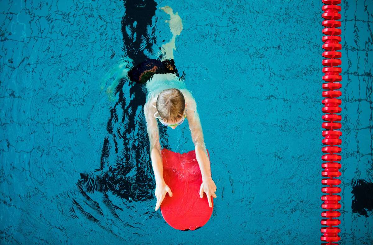 In Coronazeiten keine Selbstverständlichkeit: Schwimmunterricht für Schüler. (Symbolbild) Foto: dpa/Rolf Vennenbernd