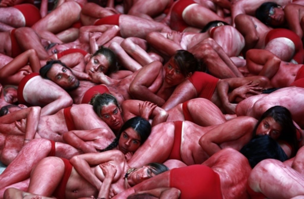 Stierkampf-Gegner haben sich am 4. Juli in Pamplona für eine Protestaktion gegen die «Sanfermines» mit roter Farbe bemalt.