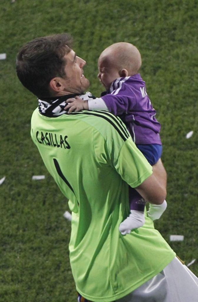 Iker Casillas mit seinem kleinen Sohn.