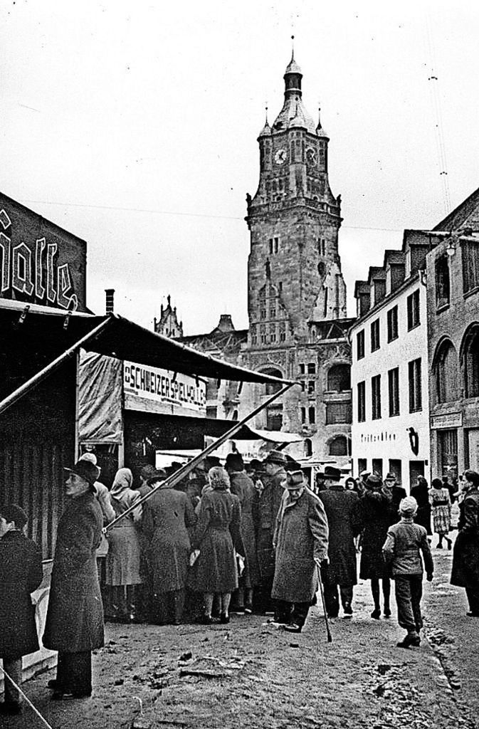 Weihnachtsmarkt im Jahr 1945 mit einem Schweizer Stand.
