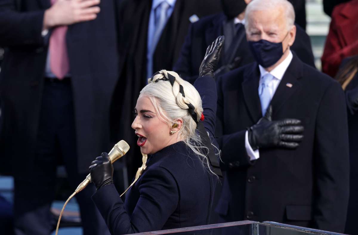 Lady Gaga vor dem Capitol, in Hintergrund Joe Biden