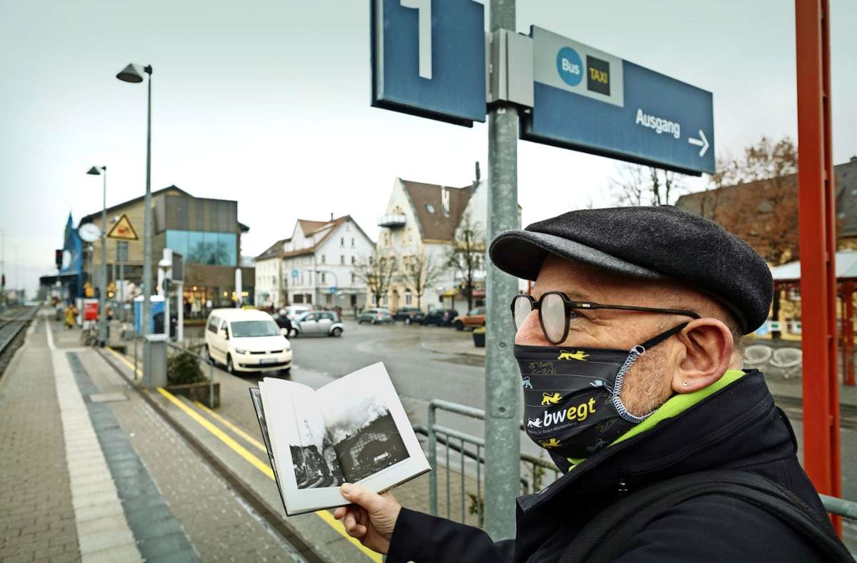 Vorher und nachher: Verkehrsminister Winfried Hermann zeigt anhand seines Buches, wie der Bahnhof seiner Heimatstadt Rottenburg einst ausgesehen hat.