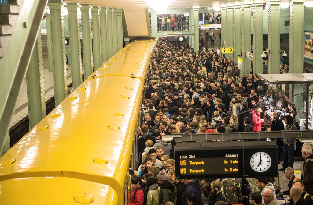 Reisende stehen am 5. Oktober in Berlin am U- Bahnhof Alexander Platz.