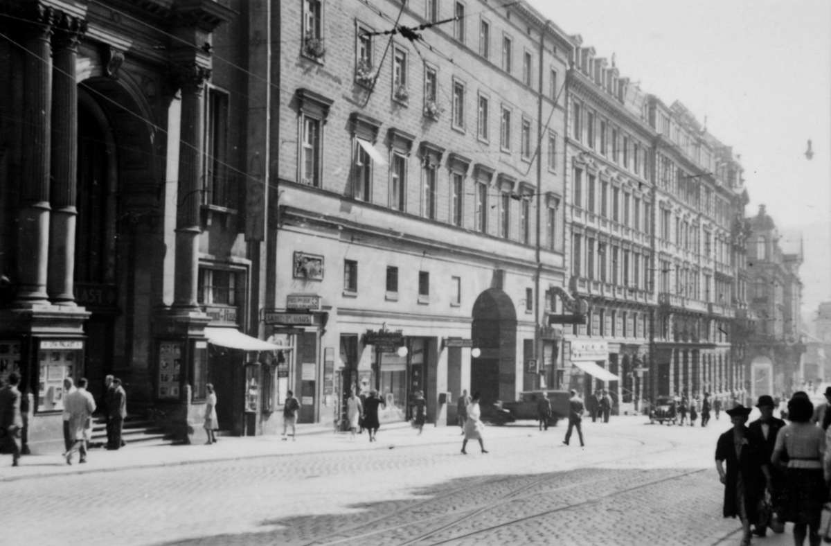 Blick entlang der heutigen Bolzstraße Richtung Schlossplatz, links das Portal des alten Bahnhofs, der Eingang zum Ufa-Kino
