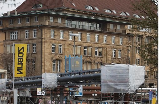 Das Gebäude der ehemaligen Bahndirektion soll während der Tunnelbauarbeiten für Stuttgart 21 vorübergehend auf Stützen ruhen. Foto: Michael Steinert