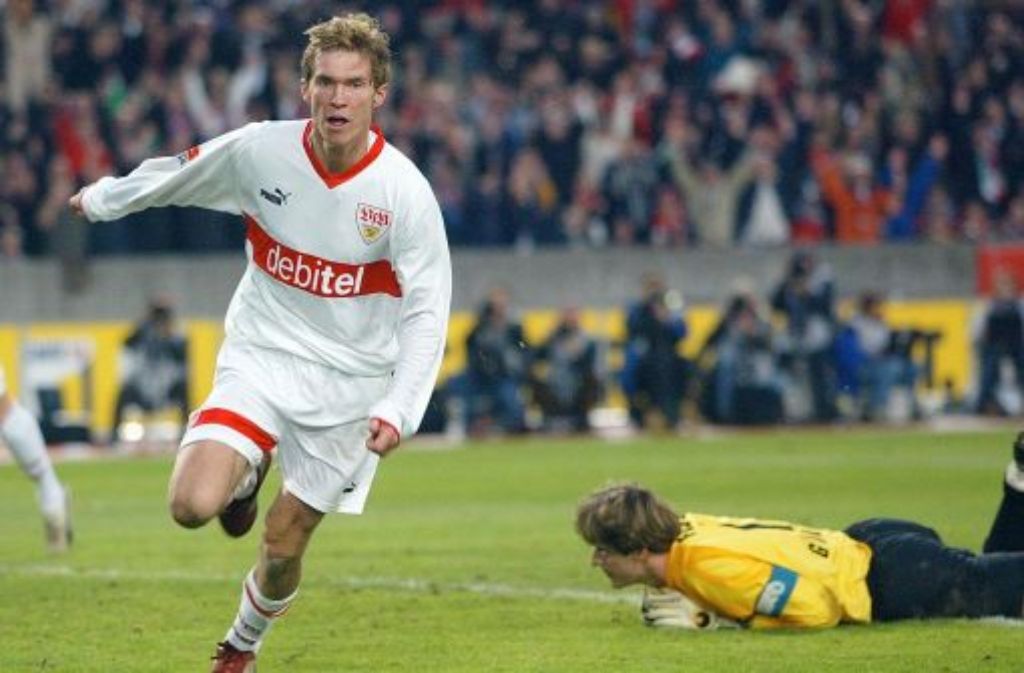 ... von 16 Partien zehn für sich entscheiden, fünf Mal siegt Freiburg und einmal kommt es zu einem Unentschieden. Auf dem Foto sehen wir Alexander Hleb, der im November 2003 seinen Treffer zum 3:1 für die Stuttgarter feiert. Das Spiel endet 4:1 für den VfB.