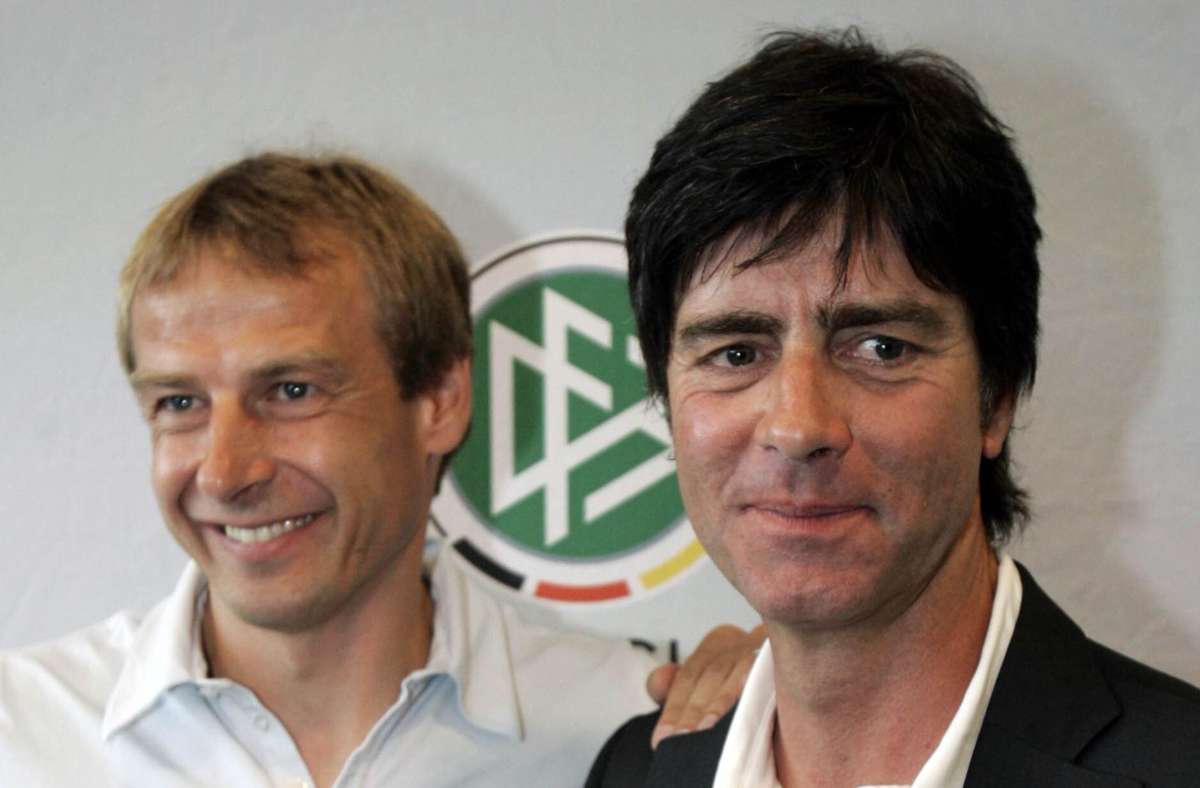 Wenige Zeit später gab Klinsmann seinen Rücktritt bekannt und präsentierte Löw als seinen Nachfolger.