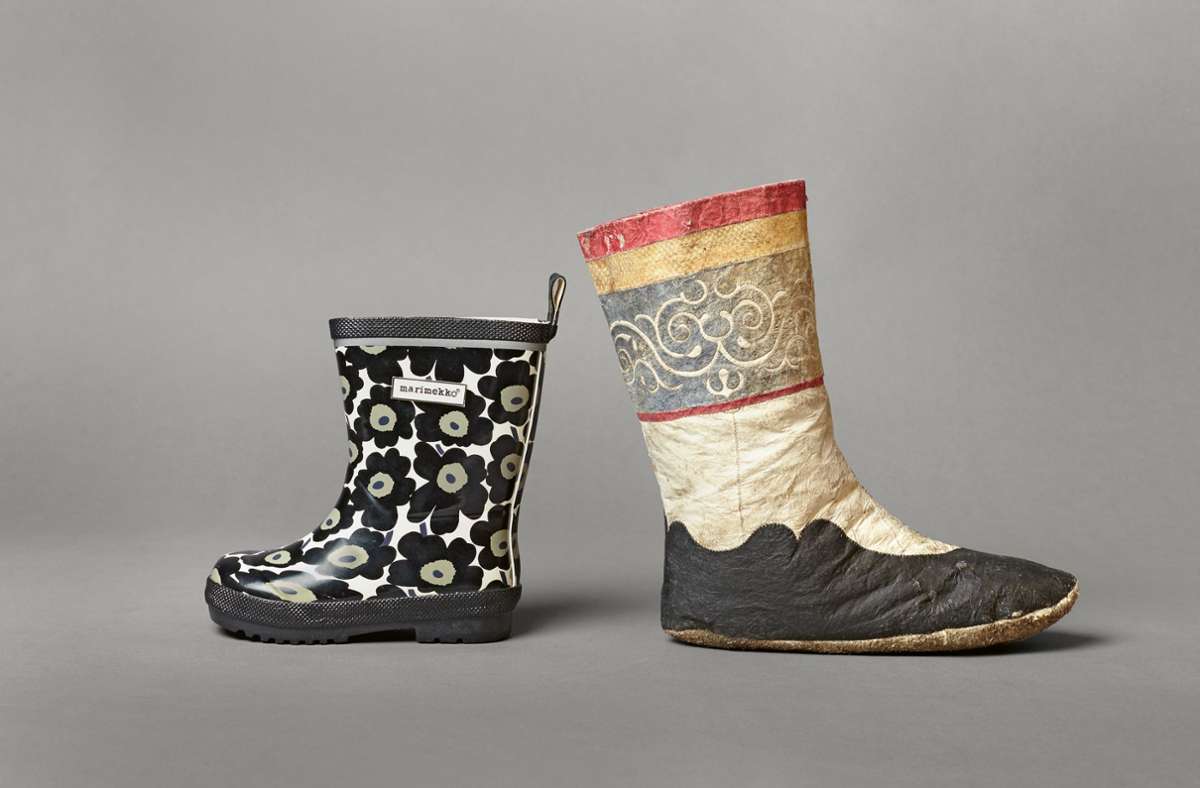 Viele ändert, die klassische Stiefelform bleibt: Das gilt auch für Kindergummistiefel von Marimekko (2005) und Stiefel aus Sibirien (um 1900).