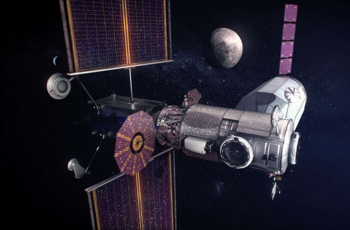 Darstellung des Lunar Orbital Platform-Gateway (März 2020), links – Power and Propulsion Element, Mitte – Habitation and Logistics-Modul, hinten – Frachtraumschiff.