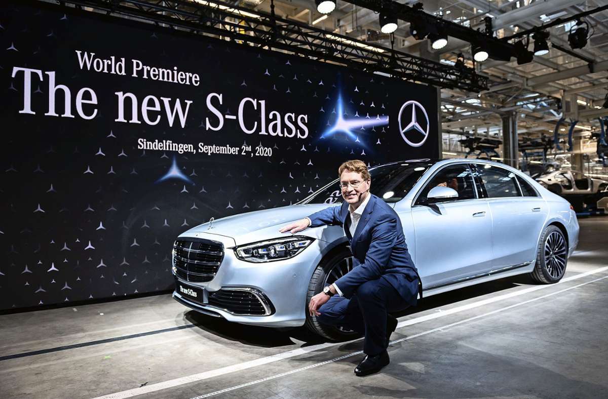 Mercedes-Benz-Chef Ola Källenius bei der Weltpremiere der neuen S-Klasse im Jahr 2020. Das Auto kann in Stop-and-Go-Situationen autonom fahren, der Fahrer kann die Hände vom Steuer nehmen. BMW-Chef Oliver Zipse meint: Kein Kunde kauft solche Systeme.