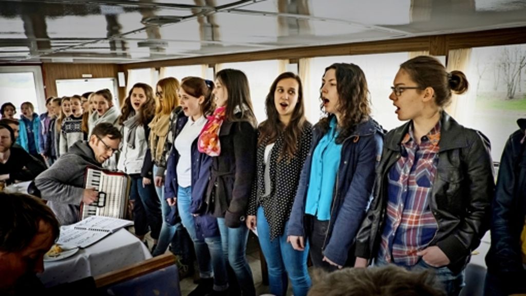 Wer nicht an die Existenz von Flussgeistern glaubt, wird bei einer Fahrt mit der MS Stuttgart eines Besseren belehrt: 35 junge Nixen entführen in eine musikalische Unterwasserwelt. 