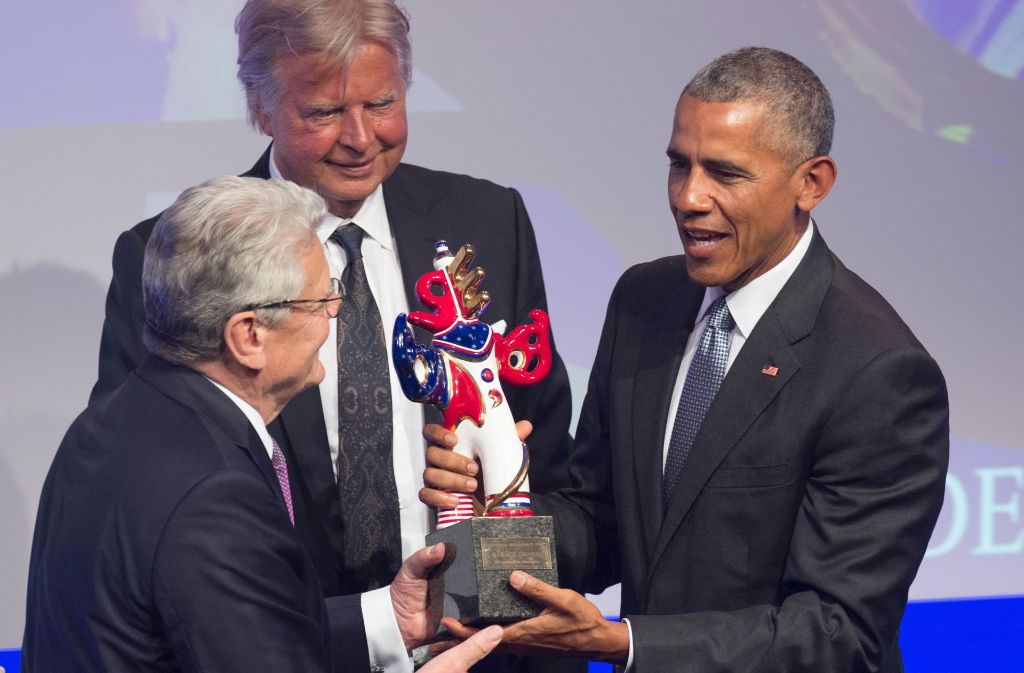 Der ehemalige US-Präsident Barack Obama bekommt den Deutschen Medienpreis vom ehemaligen Bundespräsidenten Joachim Gauck (rechts) und dem Stifter des Preises, Karlheinz Kögel, verliehen.