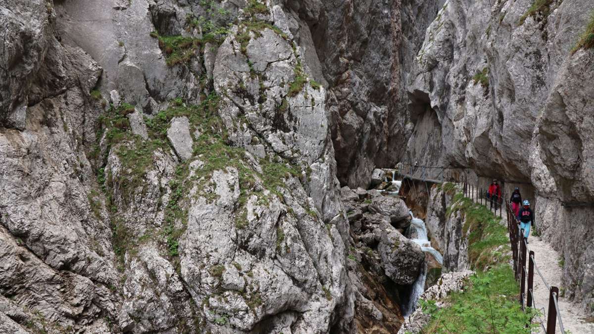 Flutwelle  am Fuß der Zugspitze: Suche nach Vermissten in  der Höllentalklamm