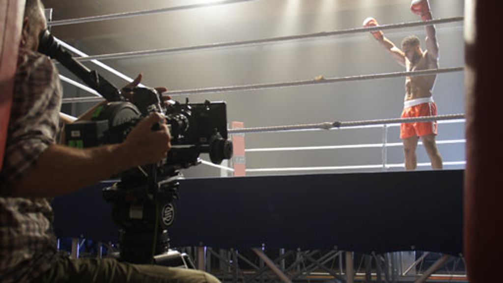  Die mehrfache Box-Weltmeisterin Regina Halmich spielt bei der ZDF-Krimireihe "Soko Stuttgart" mit. Am Donnerstag wurde in Feuerbach gedreht. 