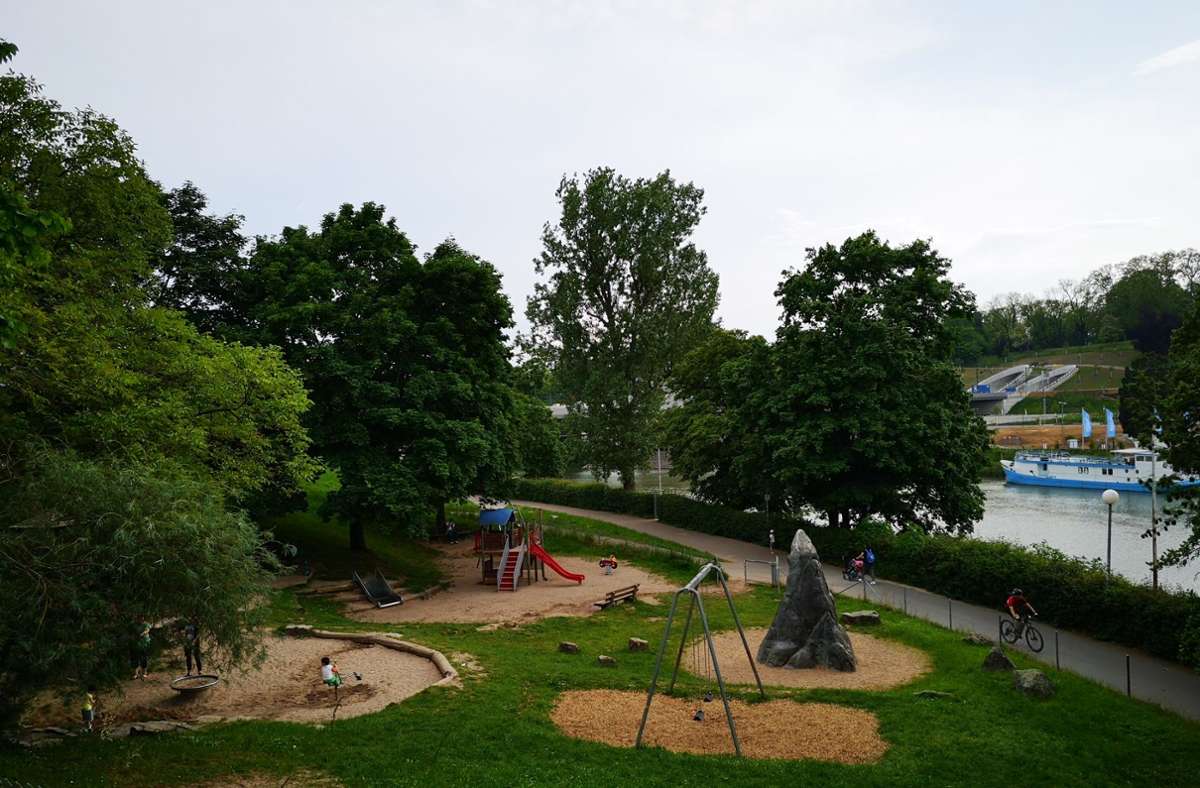 Der Spielplatz am Sailerwasen in Bad Cannstatt am Neckar gegenüber der Wilhelma bietet viele Spielmöglichkeiten.