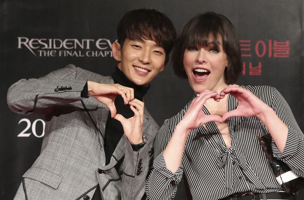Das Model und der südkoreanische Schauspieler posierten bereitwillig für die Kameras – und hatten sichtlich Spaß dabei.