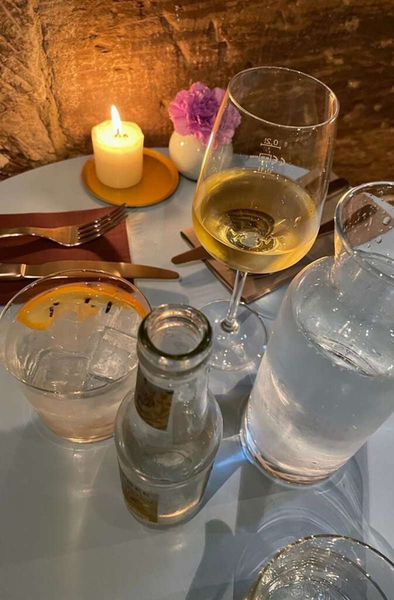 Schöne Drinks: der Gin Tonic mit Orangenschale und Nelken schmeckt gut in der kalten Jahreszeit, der Weißwein aus dem Bordeaux passt auch gut zum Sommer.