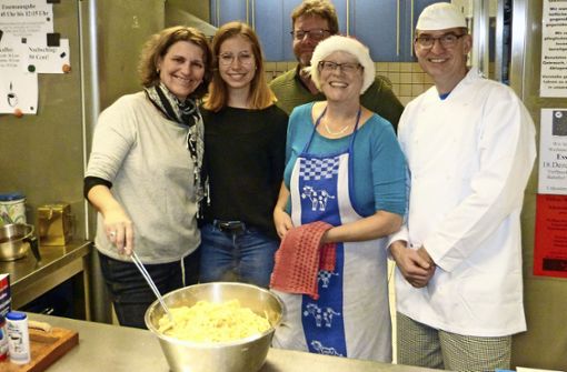 Brigitte Lösch (links) und ihre Helfer in der Küche des Café 72. Foto: Sebastian Gall