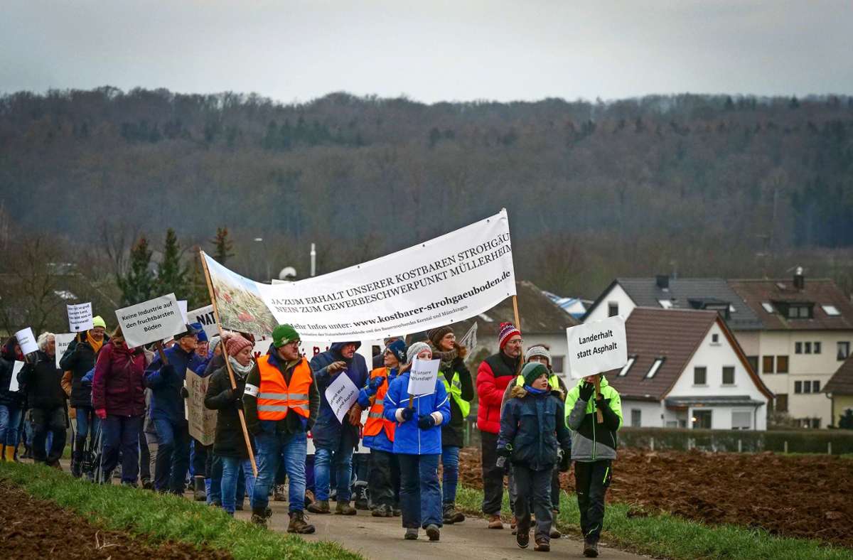 Naturschützer, Landwirte und Bürger protestieren gegen einen Regionalen Gewerbeschwerpunkt bei Korntal-Münchingen.