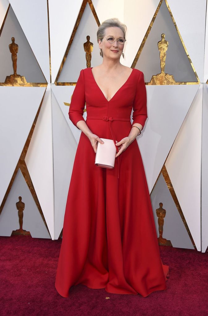 Signalrot: die Schauspielerin Meryl Streep, die von sich selbst sagt, sie habe keine Ahnung von Mode, zeigte sich in einem roten Dior-Kleid: schlicht und zurückhaltend am Oberkörper mit einem schmalen Taillengürtel als Hingucker und doch mit der nötigen Oscar-Opulenz hüftabwärts.