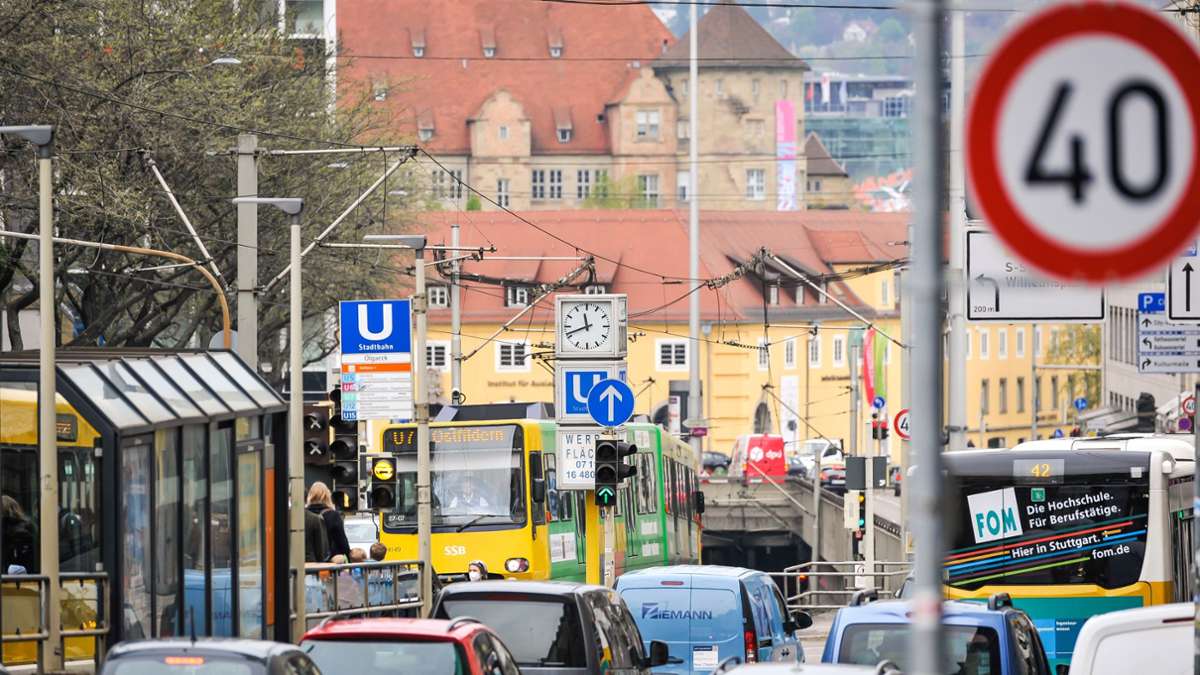 B27 am Charlottenplatz: Unfall führt zu Stau im Stuttgarter Feierabendverkehr
