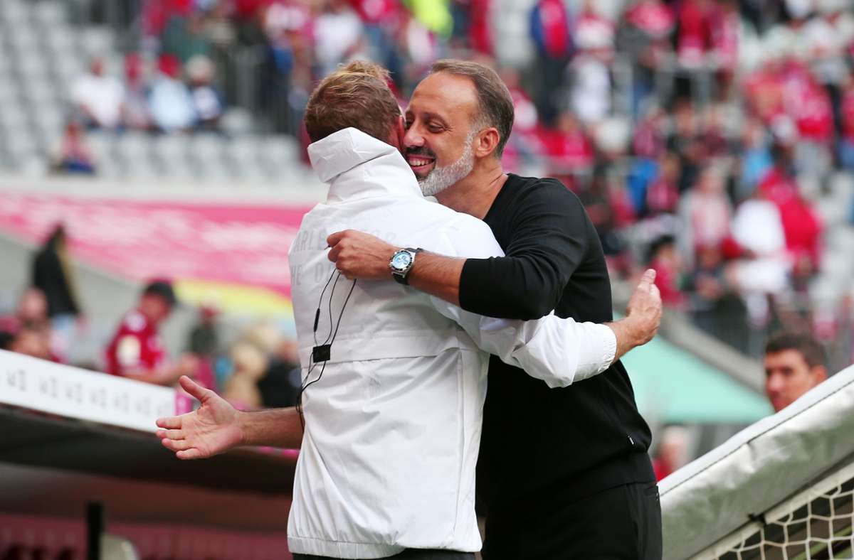 Die beiden Trainer Pellegrino Matarazzo und Julian Nagelsmann begrüßten sich herzlich.