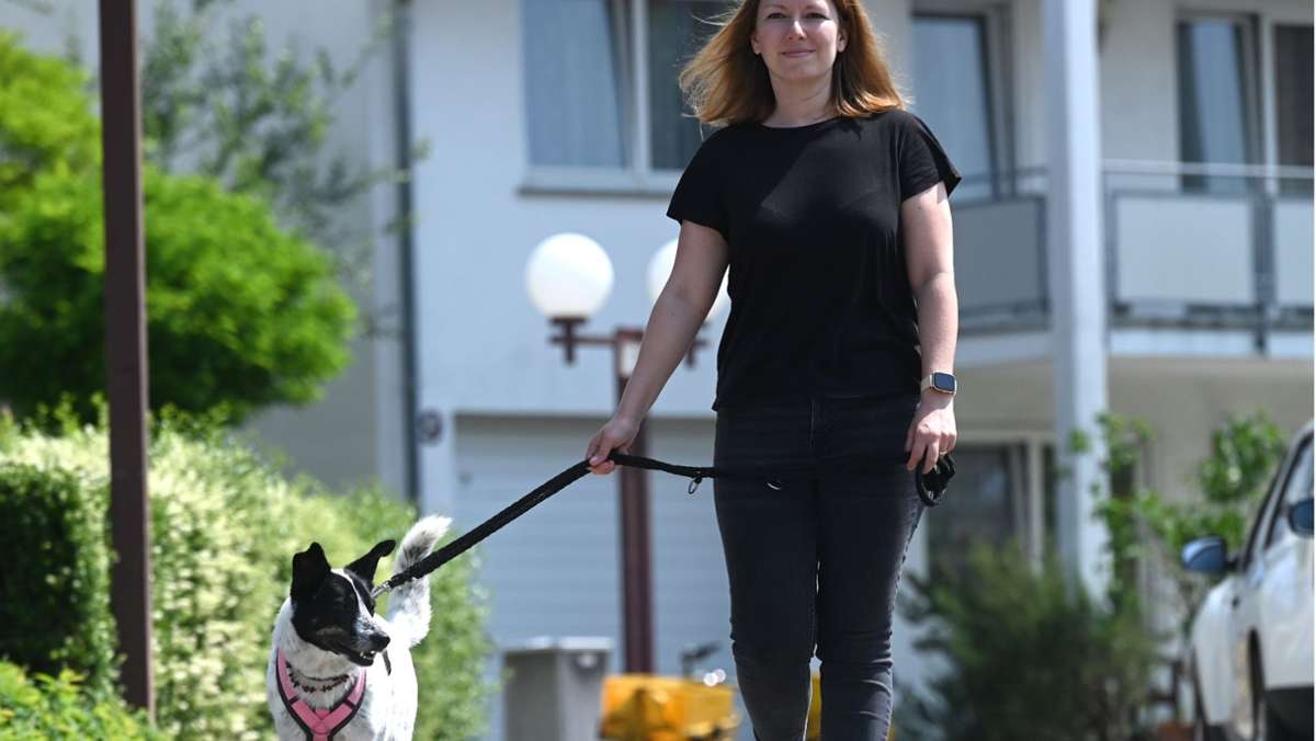  Die ehemalige Straßenhündin Lena aus Rumänien litt unter einer stark ausgeprägten Leinenaggression. Ihre Besitzerin Kristin Herrmann ist sehr dankbar, dass eine Benninger Hundetrainerin ihrem Vierbeiner und ihr selbst helfen konnte. 