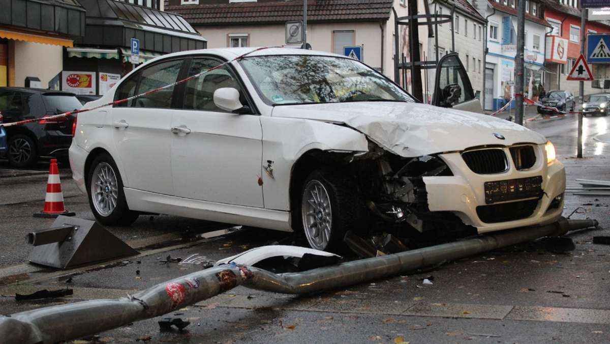 Unfall in Böblingen: BMW-Fahrerin prallt frontal auf Laternenmast