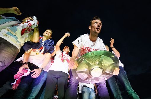 Christian Gentner mit der Schale – die Fans wurden am Sonntagabend bei der Public-Viewing-Party bestens unterhalten. Foto: Bongarts