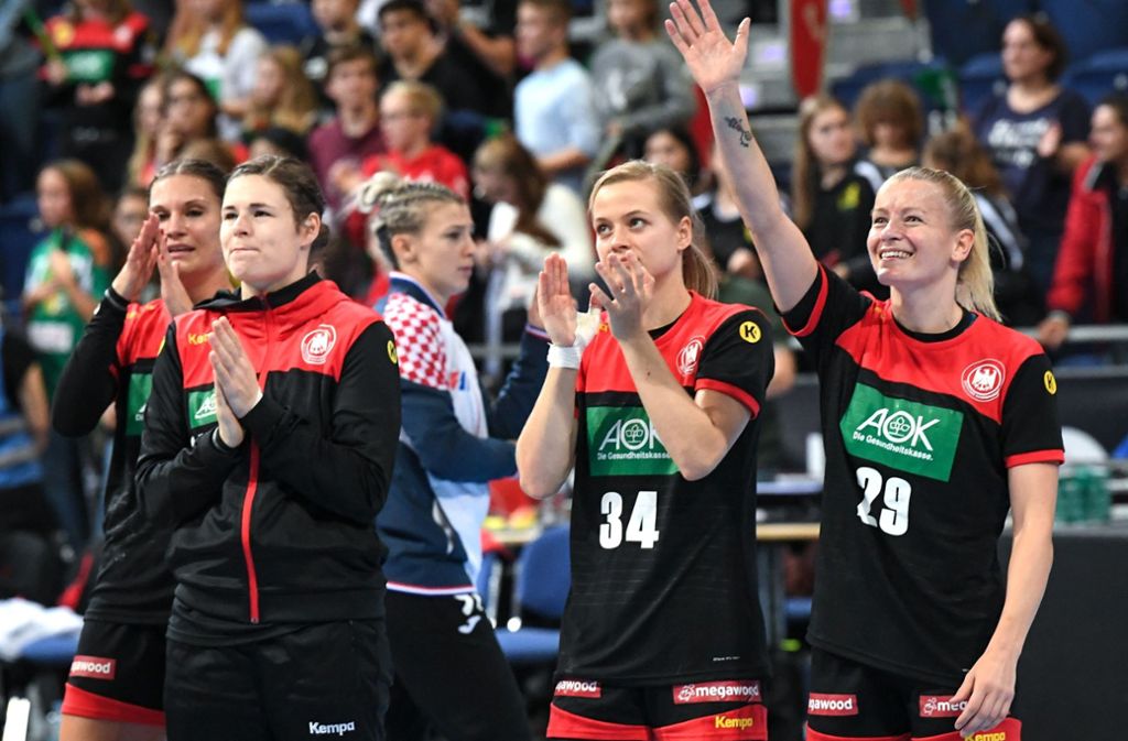 Die Spielerinnen der deutschen Mannschaft jubeln nach dem Sieg gegen Kroatien beim Tag des Handballs in Hannover. Ob sie bei der WM auch jubeln dürfen?