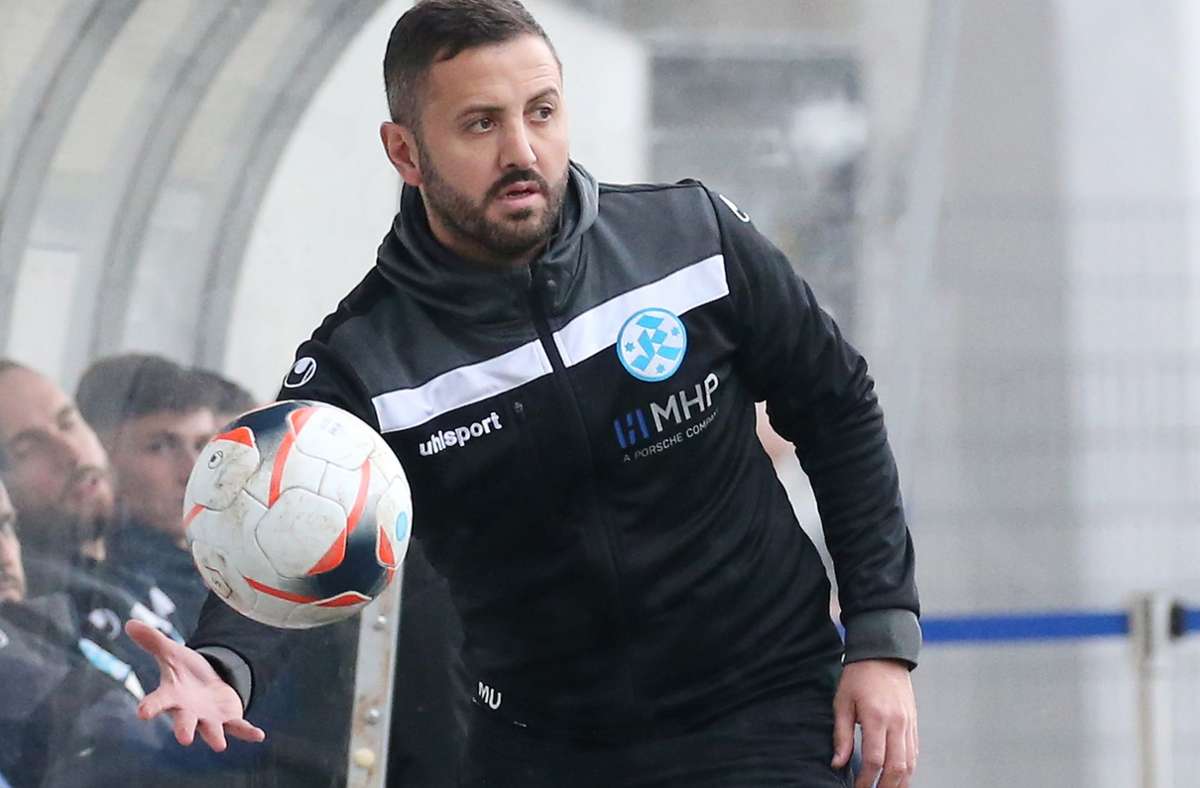 Kickers-Coach Mustafa Ünal darf auch im Spiel beim SV Oberachern von der Bank aus coachen. Foto: Baumann/Alexander Keppler